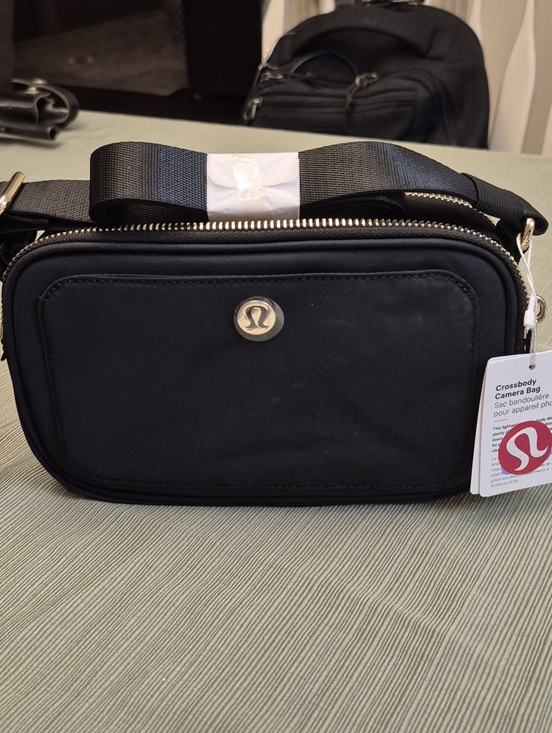 lululemon camera bag black Women's Crossbody 2L Black/Silver hepsikanadadan This lululemon Crossbody Camera Bag offers a sleek and contemporary way to carry your essentials while repping the Los Angeles Kings This cross Crossbody Camera Bag 2L *Logo
